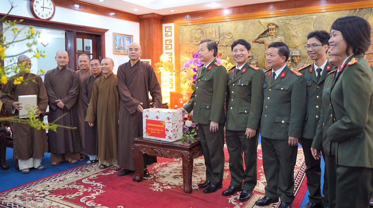 Học viện PGVN tại Huế thăm và chúc tết đến Công an tỉnh Thừa Thiên Huế
